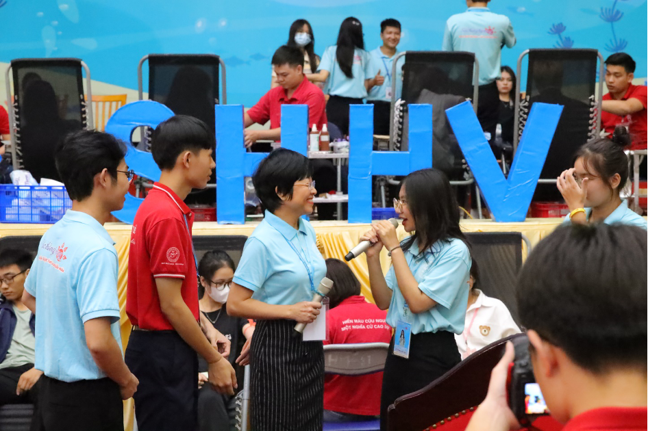 MC Thảo Vân – Đại sứ đồng hành giao lưu cùng các bạn đoàn viên, thanh niên, sinh viên tại Ngày hội hiến máu tình nguyện “Sắc hồng hy vọng”. MC Thảo Vân – Đại sứ đồng hành giao lưu cùng các bạn đoàn viên, thanh niên, sinh viên tại Ngày hội hiến máu tình nguyện “Sắc hồng hy vọng”.