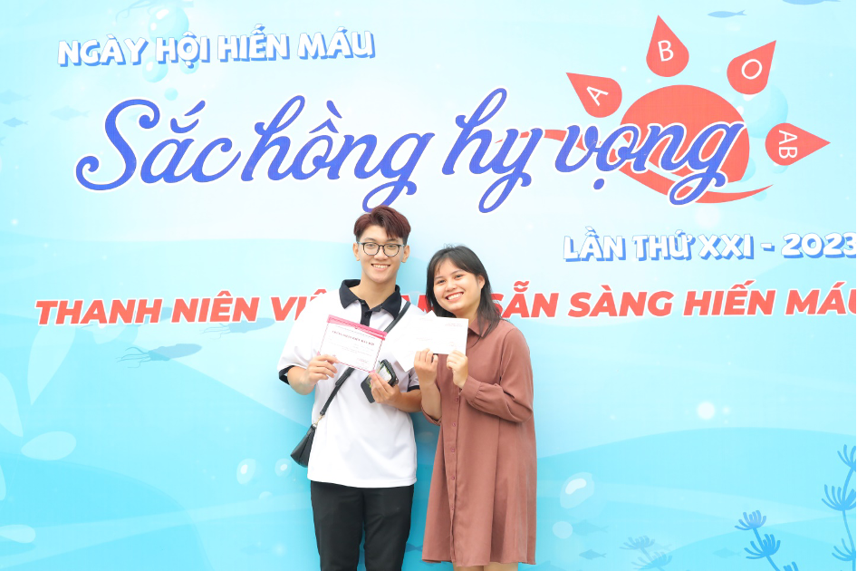 Niềm vui, hạnh phúc của các bạn sinh viên khi cầm trên tay tờ giấy chứng nhận hiến máu tình nguyện tại chương trình. Niềm vui, hạnh phúc của các bạn sinh viên khi cầm trên tay tờ giấy chứng nhận hiến máu tình nguyện tại chương trình.