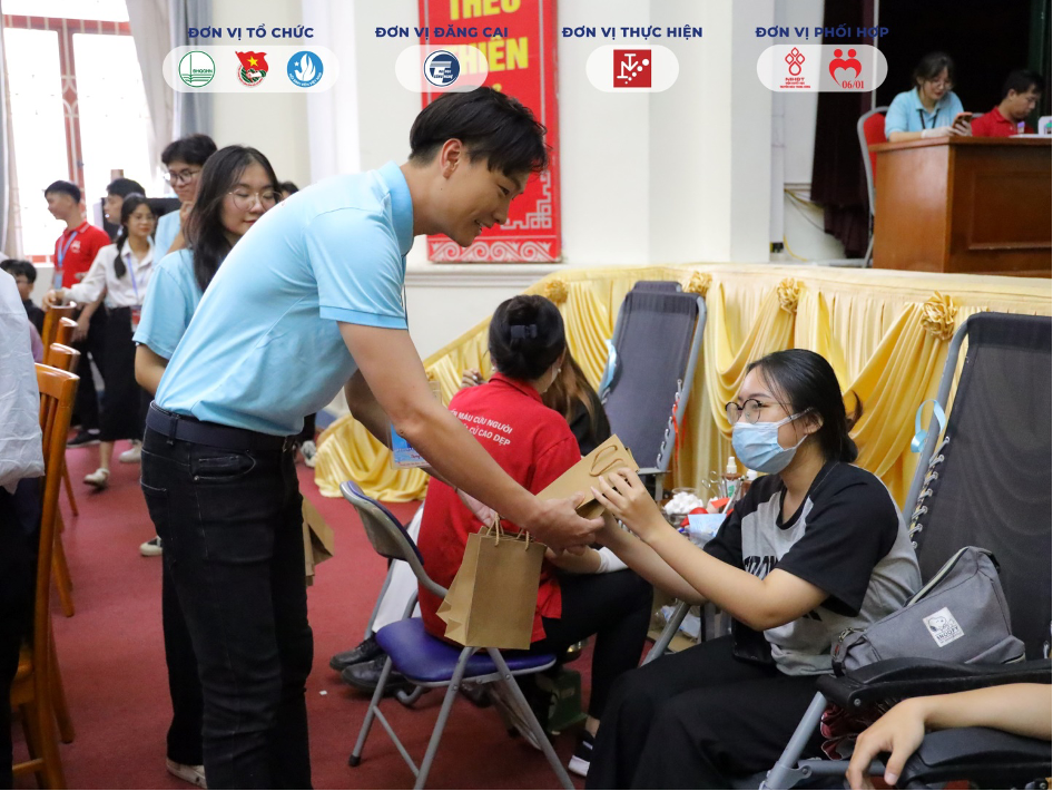 MC Thảo Vân – Đại sứ đồng hành cùng diễn viên Trọng Lân – Nhân vật truyền cảm hứng tặng quà cho các bạn sinh viên tham gia hiến máu tại chương trình. MC Thảo Vân – Đại sứ đồng hành cùng diễn viên Trọng Lân – Nhân vật truyền cảm hứng tặng quà cho các bạn sinh viên tham gia hiến máu tại chương trình.