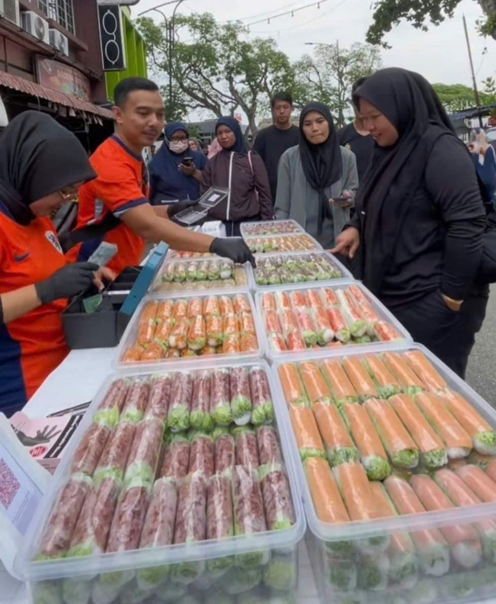 Hình thức đẹp mắt, nguyên liệu đa dạng khiến món gỏi cuốn Việt Nam được nhiều người dân Malaysia yêu thích.