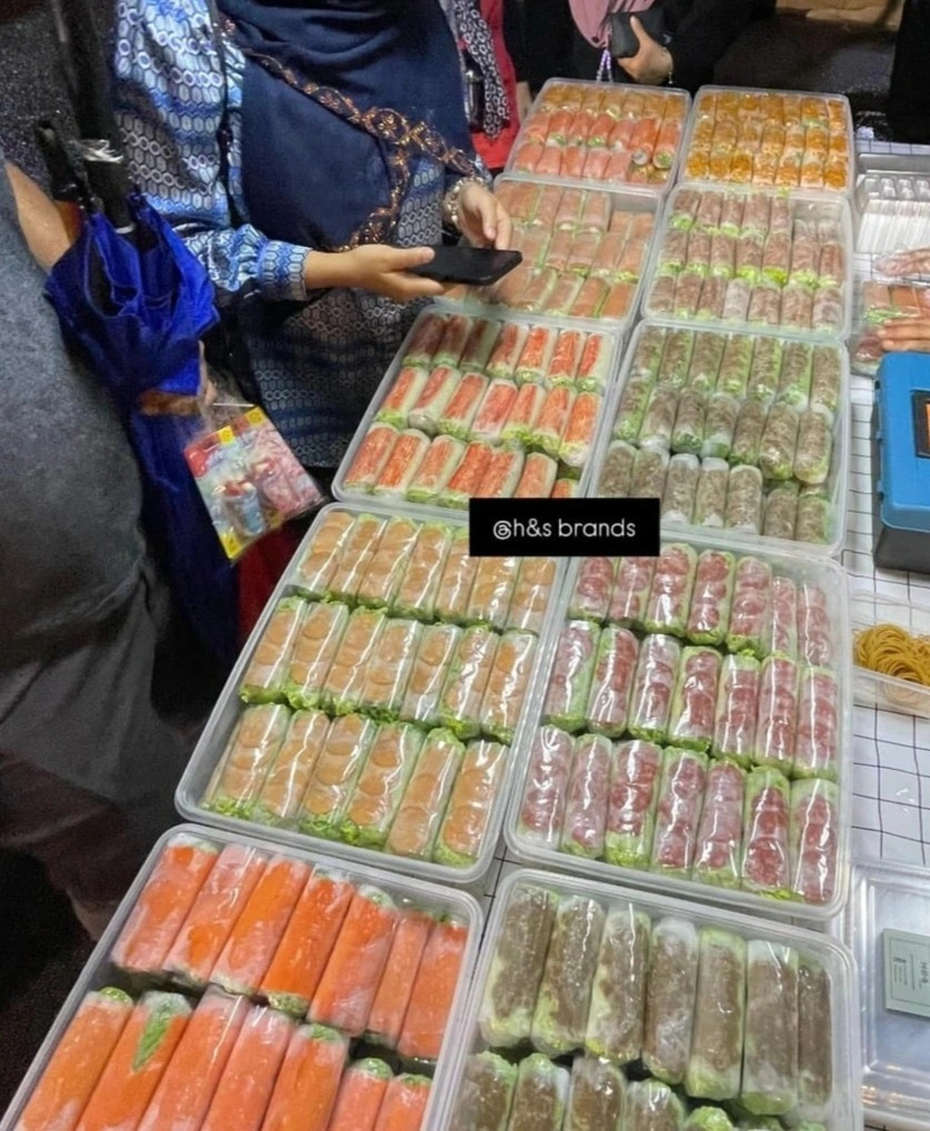 Hình thức đẹp mắt, nguyên liệu đa dạng khiến món gỏi cuốn Việt Nam được nhiều người dân Malaysia yêu thích.