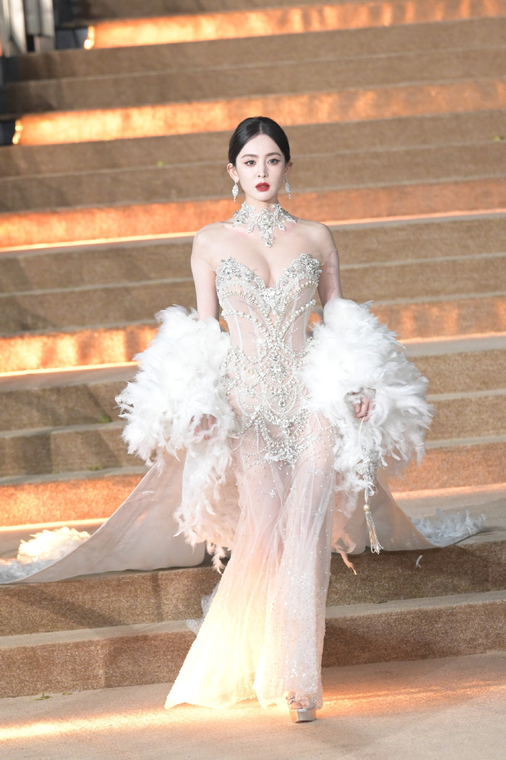 Trong bộ váy xuyên thấu đính kết ngọc trai và lông vũ, Cổ Lực Na Trát một lần nữa trở thành tâm điểm chú ý của sự kiện. Cô dễ dàng đánh bại nhiều mỹ nhân khác để leo lên vị trí số một tại hot search mạng xã hội Weibo với 8 triệu lượt xem. Trong bộ váy xuyên thấu đính kết ngọc trai và lông vũ, Cổ Lực Na Trát một lần nữa trở thành tâm điểm chú ý của sự kiện. Cô dễ dàng đánh bại nhiều mỹ nhân khác để leo lên vị trí số một tại hot search mạng xã hội Weibo với 8 triệu lượt xem.