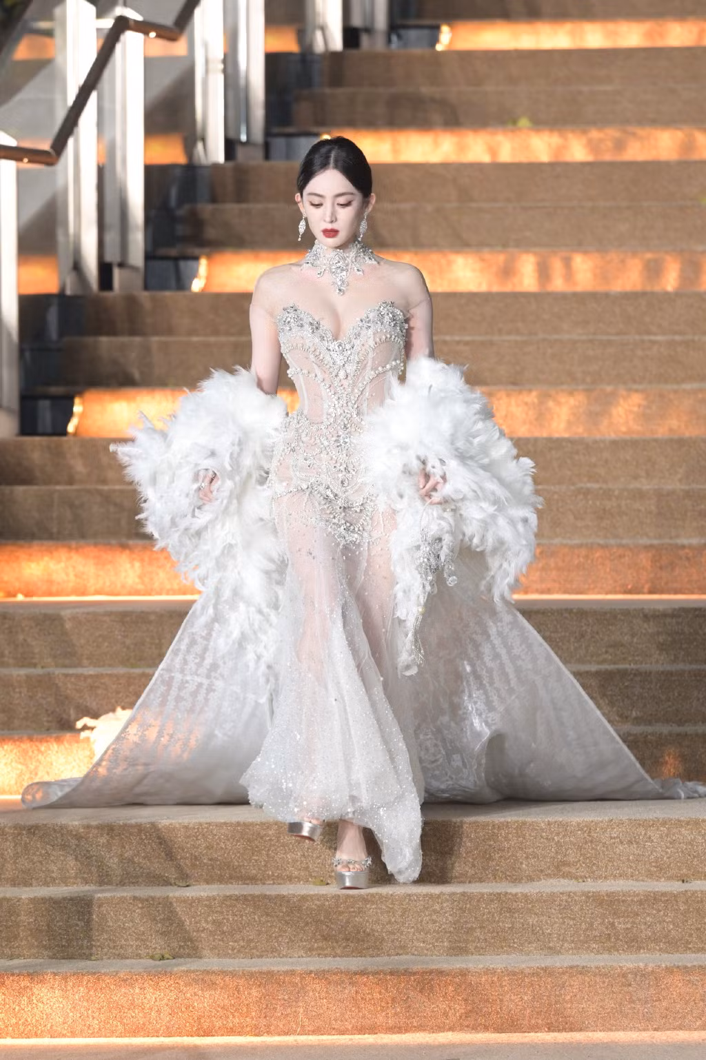 Tờ Sohu nhận xét người đẹp Tân Cương có làn da trắng sáng, toát lên vẻ kiêu kỳ và như tác phẩm nghệ thuật. Bộ đầm thuộc thương hiệu Việt, lấy cảm hứng từ giấc mơ thần tiên với phom váy đuôi cá, tôn sắc vóc của Cổ Lực Na Trát.