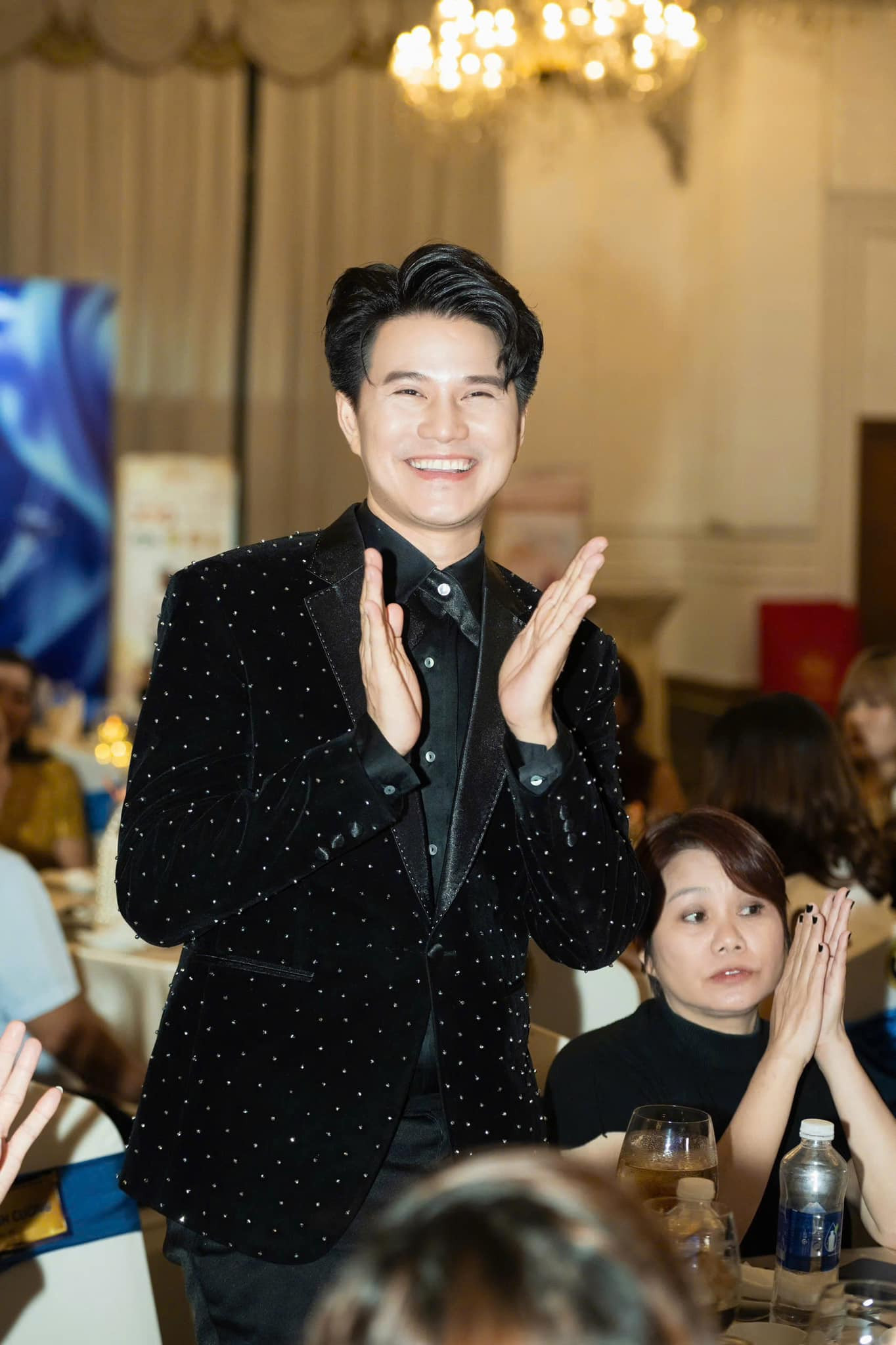 Với sự nỗ lực bền bỉ cùng thái độ cầu tiến, MC Vũ Mạnh Cường đang từng bước khẳng định vị thế nghệ sĩ đa tài, để lại dấu ấn riêng trong lòng người hâm mộ. Với sự nỗ lực bền bỉ cùng thái độ cầu tiến, MC Vũ Mạnh Cường đang từng bước khẳng định vị thế nghệ sĩ đa tài, để lại dấu ấn riêng trong lòng người hâm mộ.