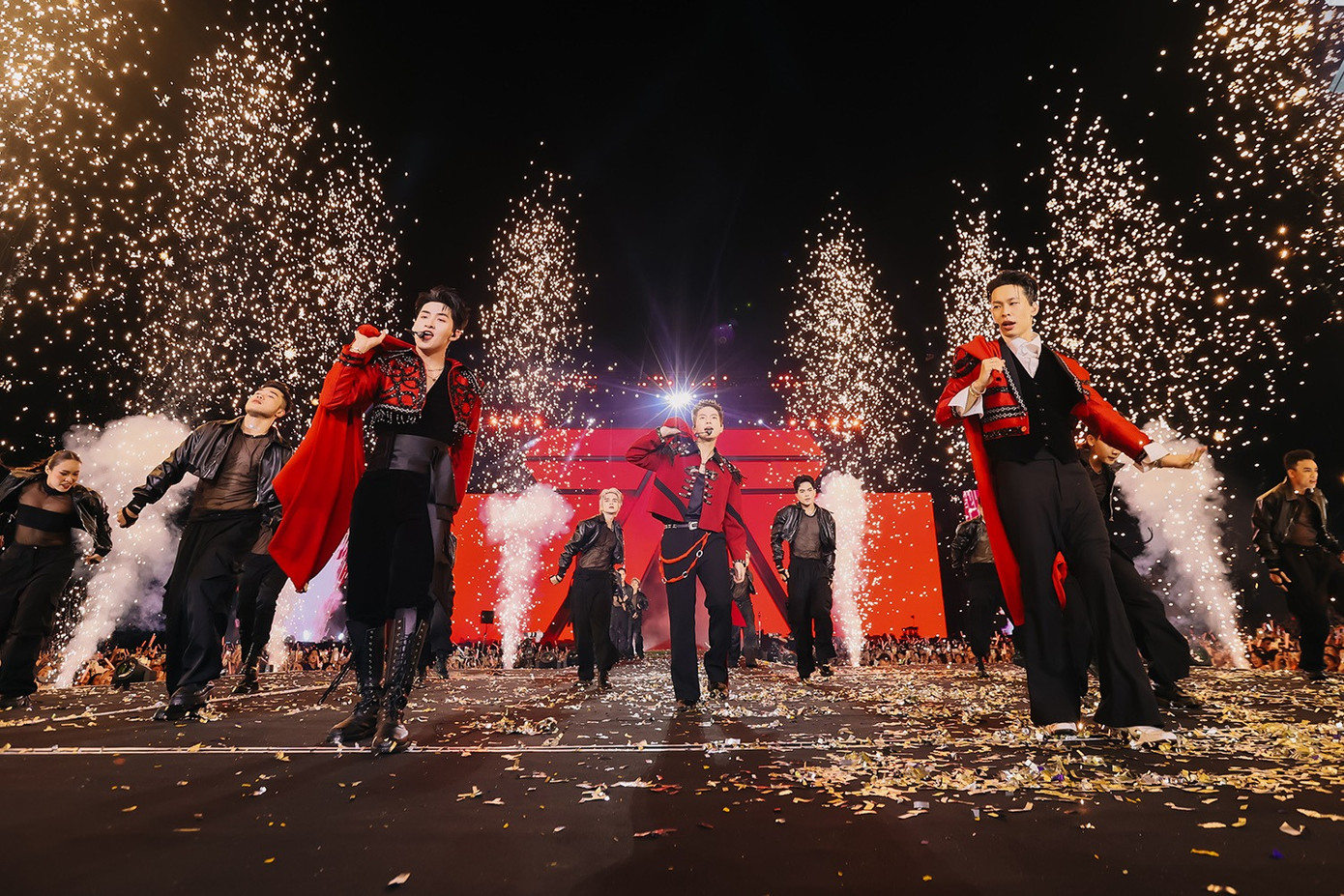 Danh sách trình diễn đêm 2 có sự thay đổi so với đêm thứ nhất hôm 28/9. Những bản hit như Catch me if you can, Kim phút kim giờ, Ngáo ngơ... Danh sách trình diễn đêm 2 có sự thay đổi so với đêm thứ nhất hôm 28/9. Những bản hit như Catch me if you can, Kim phút kim giờ, Ngáo ngơ...