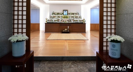 Trên tường của nhà tang lễ, người hâm mộ dán những tờ ghi nhớ với những dòng chữ &quot;Tạm biệt Lee Sun Kyun&quot;, &quot;Anh hãy yên nghỉ&quot;... tưởng nhớ nam diễn viên xuất sắc của điện ảnh Hàn Quốc và những tác phẩm anh để lại.