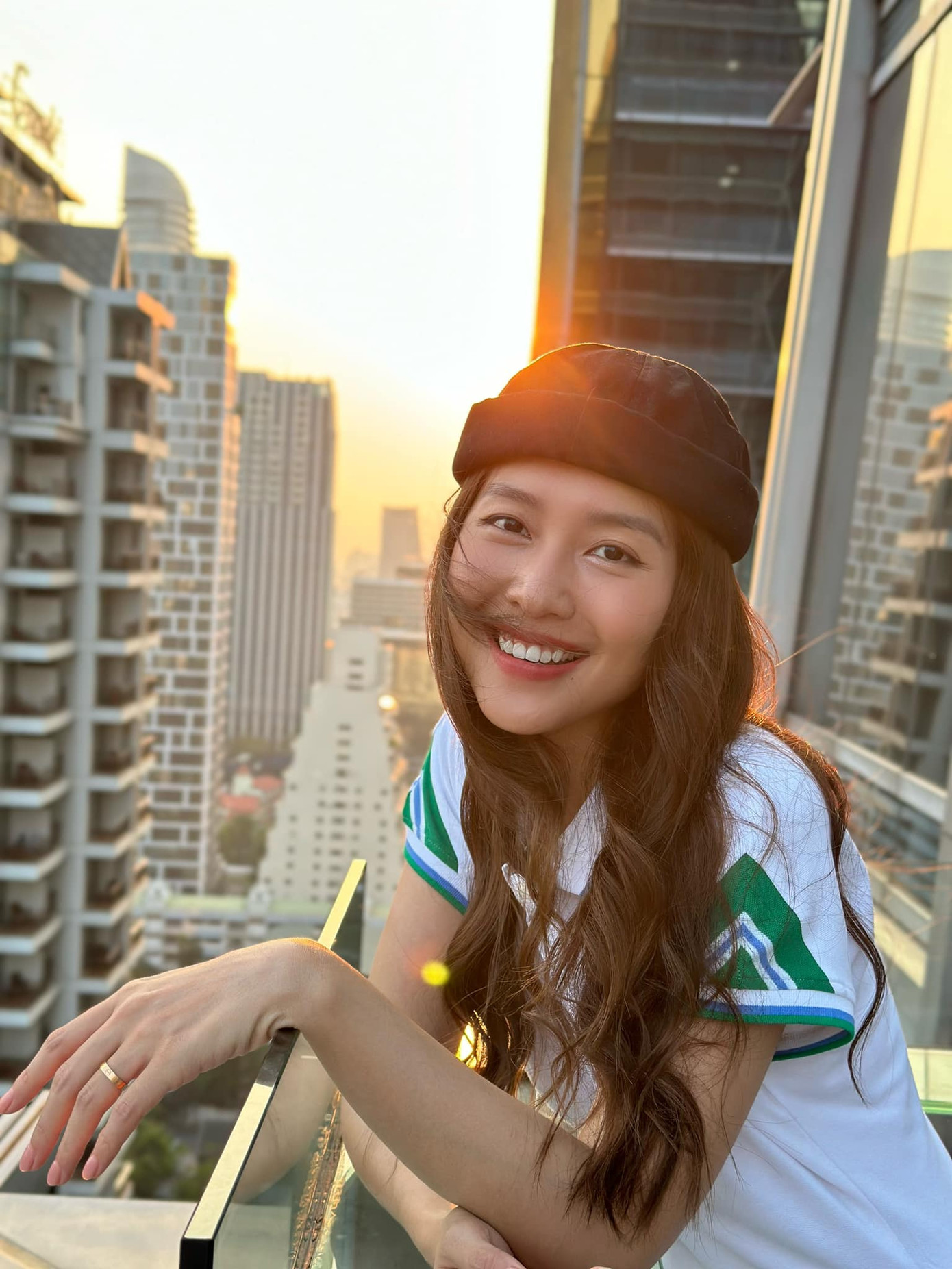 Khả Ngân dành thời gian du lịch Thái Lan trong dịp nghỉ lễ 30/4-1/5. Nữ diễn viên nói thời tiết ở Thái rất nóng nực, nhưng cô hợp khẩu vị, tăng 3 kg trong chuyến đi. Sau thời gian tham gia nhiều phim VFC, Khả Ngân tạm thời chưa thông báo về dự án mới.