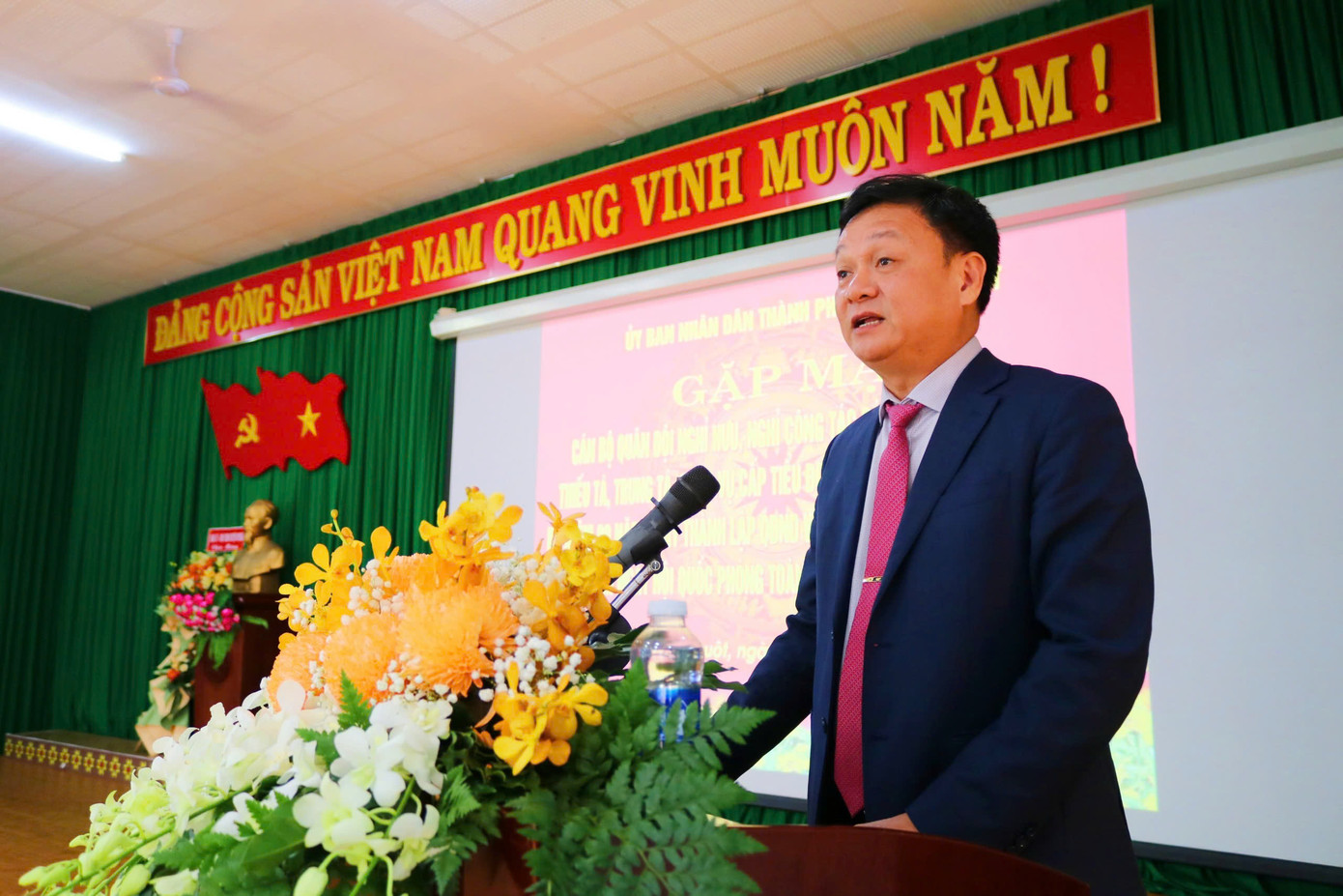 Ông Vũ Văn Hưng - Chủ tịch UBND TP Buôn Ma Thuột, phát biểu tại lễ gặp mặt