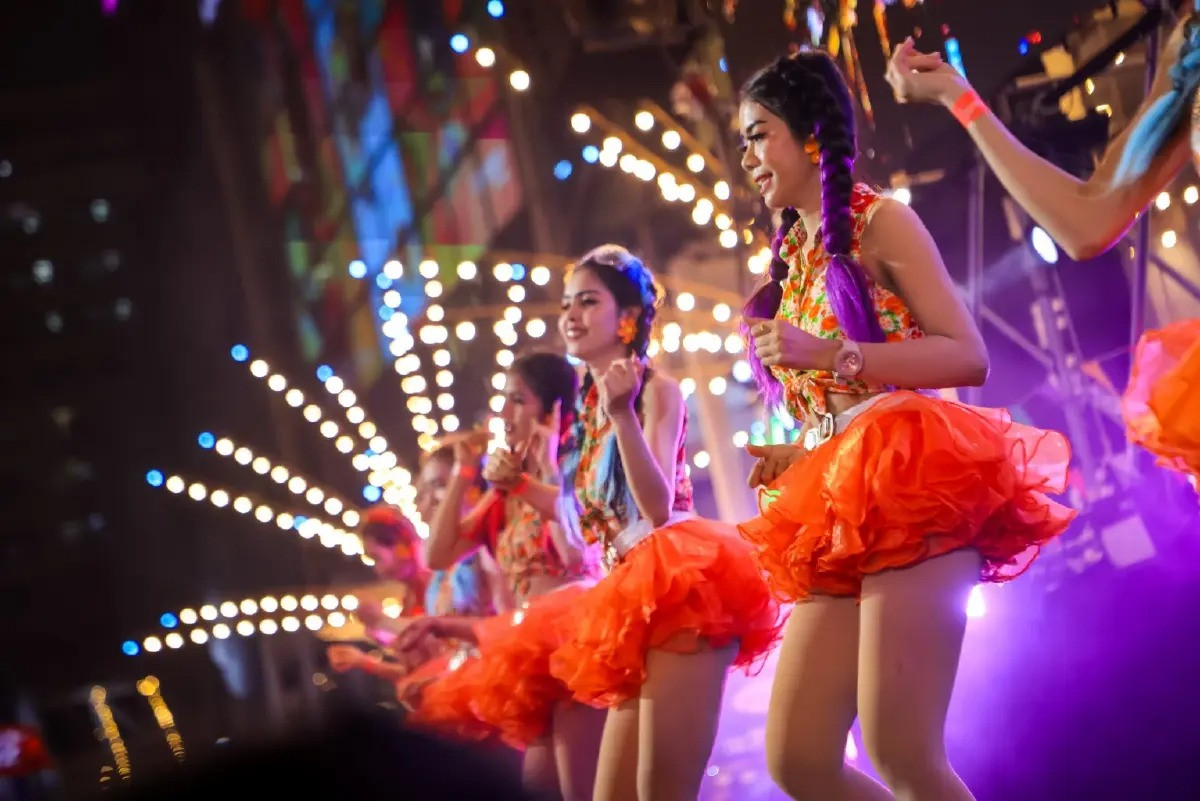 15 trung tâm mua sắm nằm ở các địa điểm du lịch chính tổ chức nhiều hoạt động phù hợp với từng địa điểm. Bằng cách hợp tác với các nền tảng du lịch nổi tiếng và các hãng hàng không, ví điện tử để tổ chức các chương trình khuyến mãi với mục đích quảng bá.