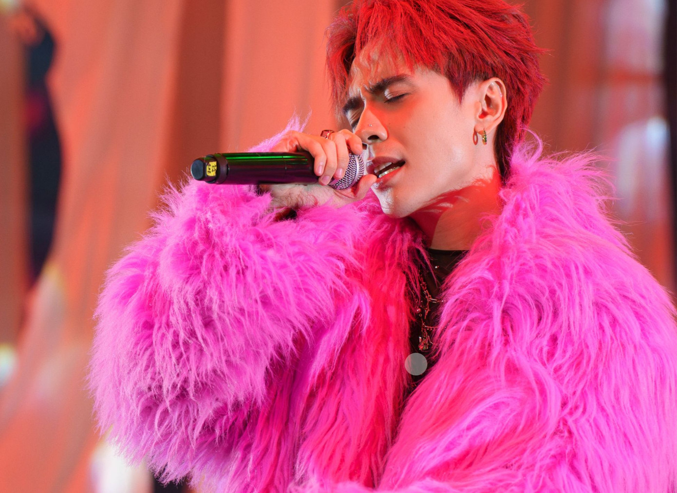 Quang Hùng MasterD chạnh lòng khi bị gắn mác “con ghẻ quốc dân, con cưng quốc tế”. Quang Hùng MasterD chạnh lòng khi bị gắn mác “con ghẻ quốc dân, con cưng quốc tế”.