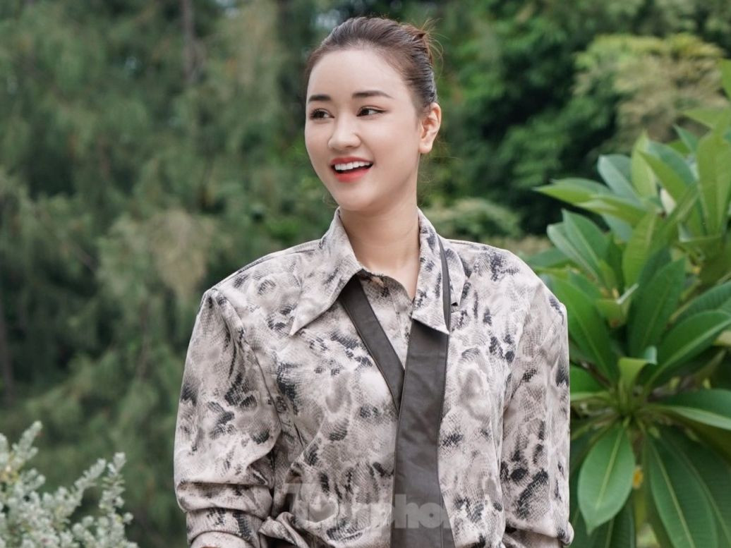 Maya cho hay cô thay đổi nhiều sau quãng thời gian tĩnh dưỡng, nghỉ ngơi: “Tôi khác hoàn toàn ngày xưa, trước đây lúc nào tôi cũng muốn tỏa sáng nhưng sau đó tôi dành thời gian ở nhà tu tập, quay về bên trong, nhìn nhận toàn bộ con người mình… Tôi phát tâm tu tập, ở nhà tụng kinh, niệm Phật và ăn chay". Ảnh: Trọng Quân.