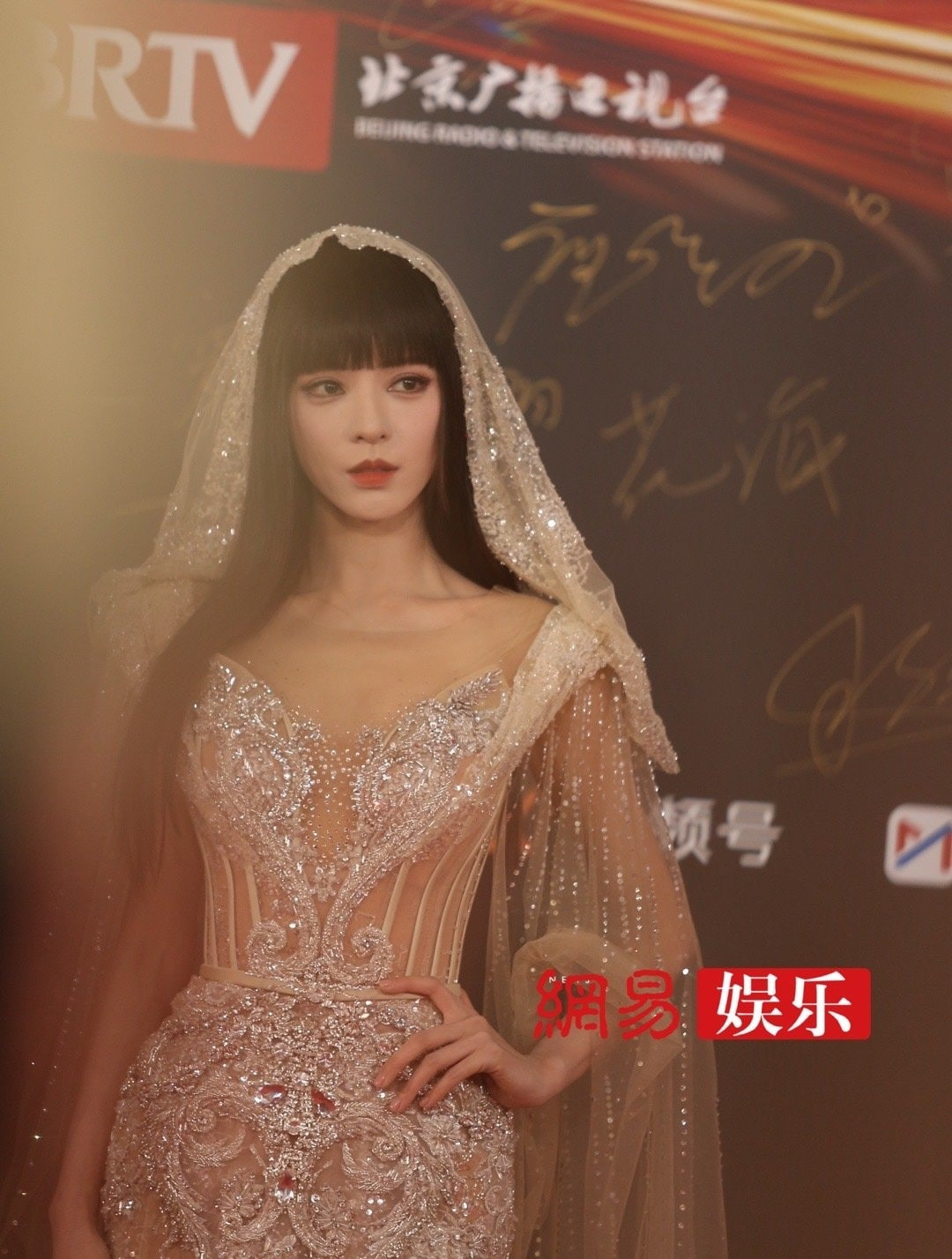 Trong sự kiện đêm hội Weibo, Trương Dư Hi hóa thân thành nữ thần Ai Cập với bộ váy đuôi cá màu bạch kim, cắt xẻ cao, khoe khéo đôi chân dài. Trong sự kiện đêm hội Weibo, Trương Dư Hi hóa thân thành nữ thần Ai Cập với bộ váy đuôi cá màu bạch kim, cắt xẻ cao, khoe khéo đôi chân dài.