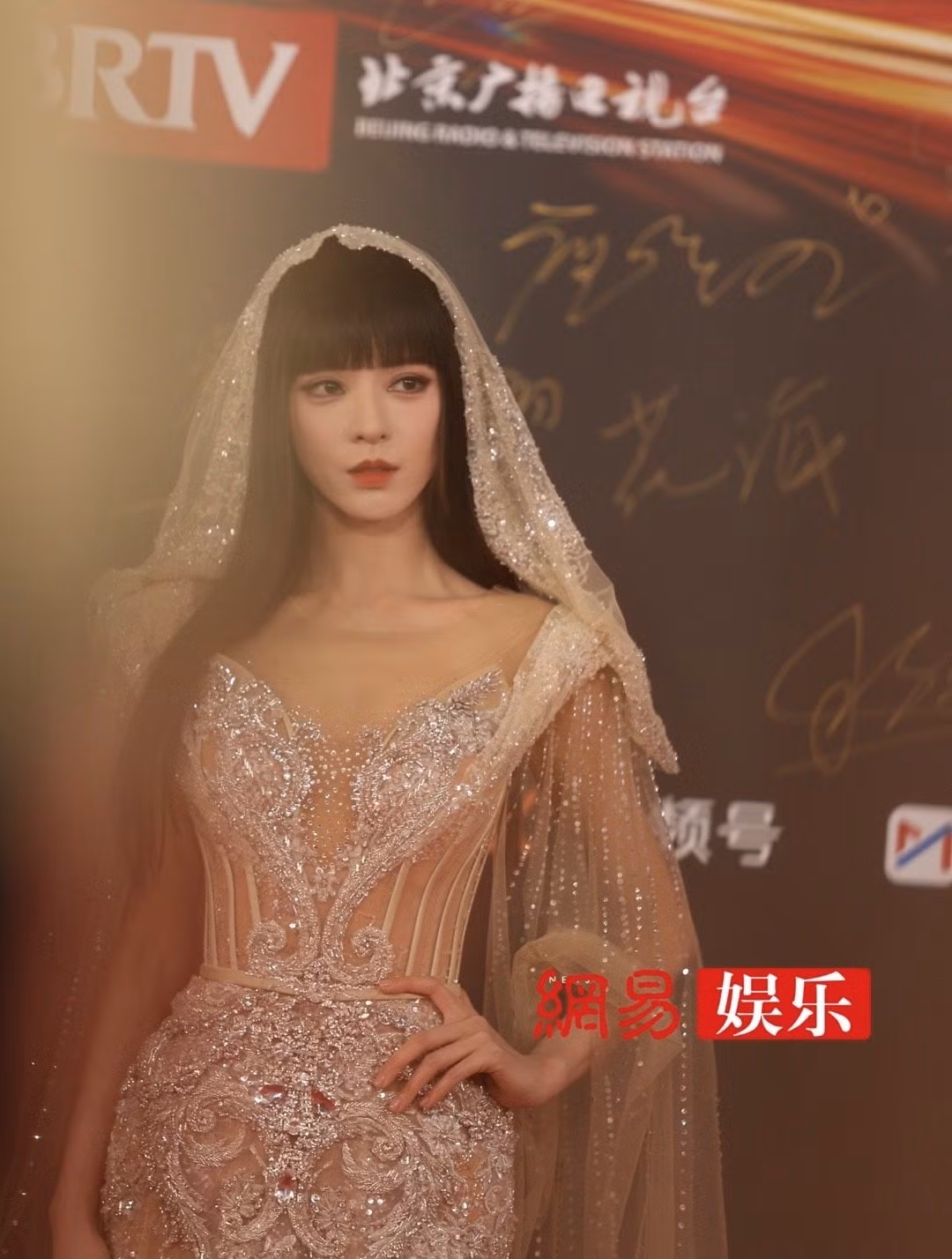 Trong sự kiện đêm hội Weibo, Trương Dư Hi hóa thân thành nữ thần Ai Cập với bộ váy đuôi cá màu bạch kim, cắt xẻ cao, khoe khéo đôi chân dài. Trong sự kiện đêm hội Weibo, Trương Dư Hi hóa thân thành nữ thần Ai Cập với bộ váy đuôi cá màu bạch kim, cắt xẻ cao, khoe khéo đôi chân dài.