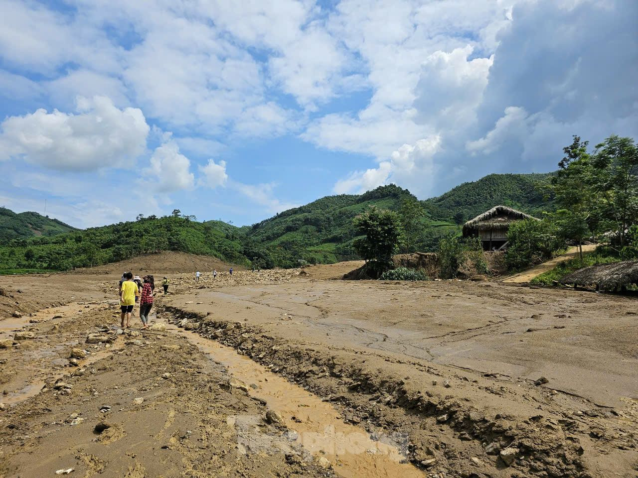 May mắn thoát nạn nhưng anh Hoàng Văn Thới phải trải qua nỗi đau tận cùng khi mất đi 5 người thân. Thi thể con trai anh đến nay vẫn chưa tìm thấy. Ảnh: Hân Nguyễn.