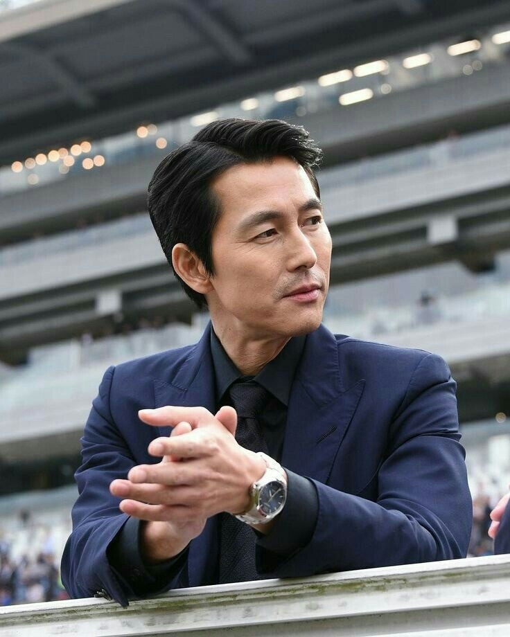 Những bài phỏng vấn của Woo Sung trong quá khứ đang được cư dân mạng “đào” lại sau khi scandal của anh bùng nổ. Nam diễn viên tiếp tục bị cáo buộc có quan hệ tình cảm với nữ người mẫu sinh năm 1998 trong thời gian yêu Moon Gabi và bạn gái ngoài ngành. Trước những cáo buộc, tài tử không phủ nhận và nhất quyết giữ im lặng.