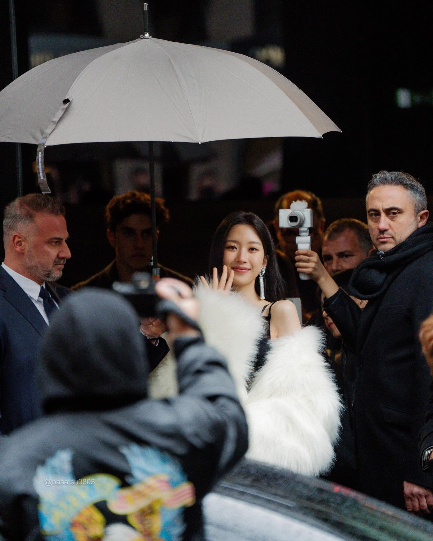 Thời trang táo bạo của nữ diễn viên đã thu hút sự chú ý và nhanh chóng làm dấy lên làn sóng thảo luận trên các nền tảng mạng xã hội. Trong khi một số khen ngợi sự tự tin của cô, nhiều người khác tỏ ra sốc và ngạc nhiên khi ngôi sao 27 tuổi ăn diện hở bạo. Ảnh: Twitter. Thời trang táo bạo của nữ diễn viên đã thu hút sự chú ý và nhanh chóng làm dấy lên làn sóng thảo luận trên các nền tảng mạng xã hội. Trong khi một số khen ngợi sự tự tin của cô, nhiều người khác tỏ ra sốc và ngạc nhiên khi ngôi sao 27 tuổi ăn diện hở bạo. Ảnh: Twitter.