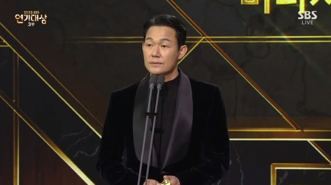 “Tạm biệt em trai” - diễn viên Park Sung Woong dành tặng giải thưởng của mình cho tài tử Lee Sun Kyun.