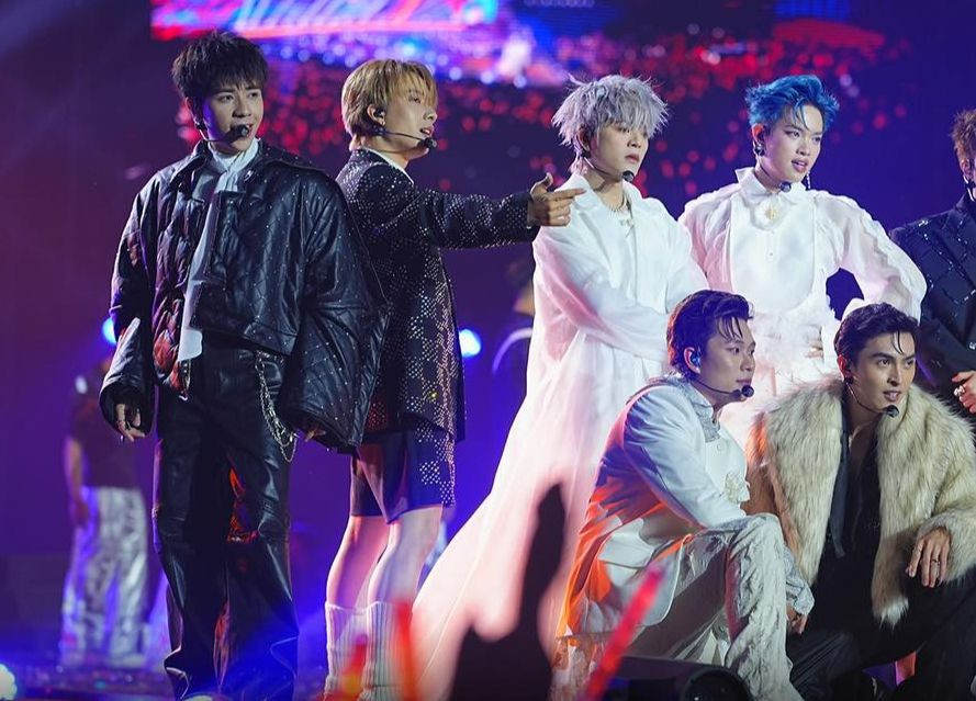 Bản hit Tình đầu quá chén được biến hóa thành nhiều phiên bản: bolero, cha cha chan, phiên bản hùng hồn... qua tài năng ứng biến của Pháp Kiều, Hoàng Hải, Mai Tiến Dũng. Hurrykng gây bất ngờ lớn khi trình diễn ngẫu hứng đoạn vọng cổ bài Walk theo gợi ý từ Hieuthuhai.