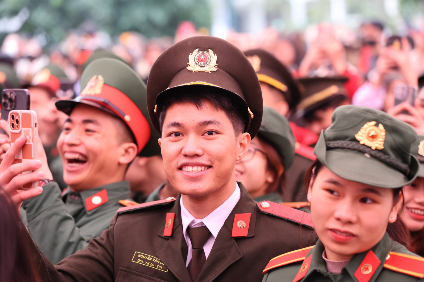 Ngày hội chính Chủ Nhật Đỏ lần thứ 16 với thông điệp “Hiến máu cứu người – Sinh mệnh của bạn và tôi” tiếp tục được vang lên mạnh mẽ, với sự tham dự của các đồng chí Lãnh đạo Trung ương Đoàn TNCS Hồ Chí Minh, Bộ Y tế, Bộ Công an, Uỷ Ban An toàn Giao thông Quốc gia, Ban Chỉ đạo Quốc gia vận động hiến máu tình nguyện.