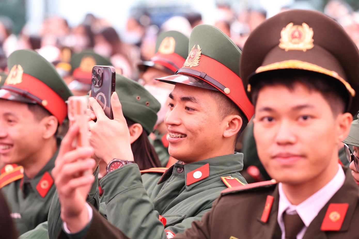 Ngày hội chính Chủ Nhật Đỏ lần thứ 16 với thông điệp “Hiến máu cứu người – Sinh mệnh của bạn và tôi” tiếp tục được vang lên mạnh mẽ, với sự tham dự của các đồng chí Lãnh đạo Trung ương Đoàn TNCS Hồ Chí Minh, Bộ Y tế, Bộ Công an, Uỷ Ban An toàn Giao thông Quốc gia, Ban Chỉ đạo Quốc gia vận động hiến máu tình nguyện.