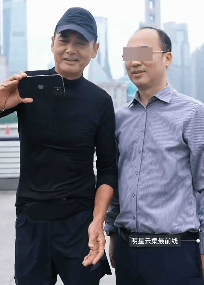 Châu Nhuận Phát thân thiện chụp ảnh cùng nhiều người hâm mộ trên đường chạy. Châu Nhuận Phát thân thiện chụp ảnh cùng nhiều người hâm mộ trên đường chạy.