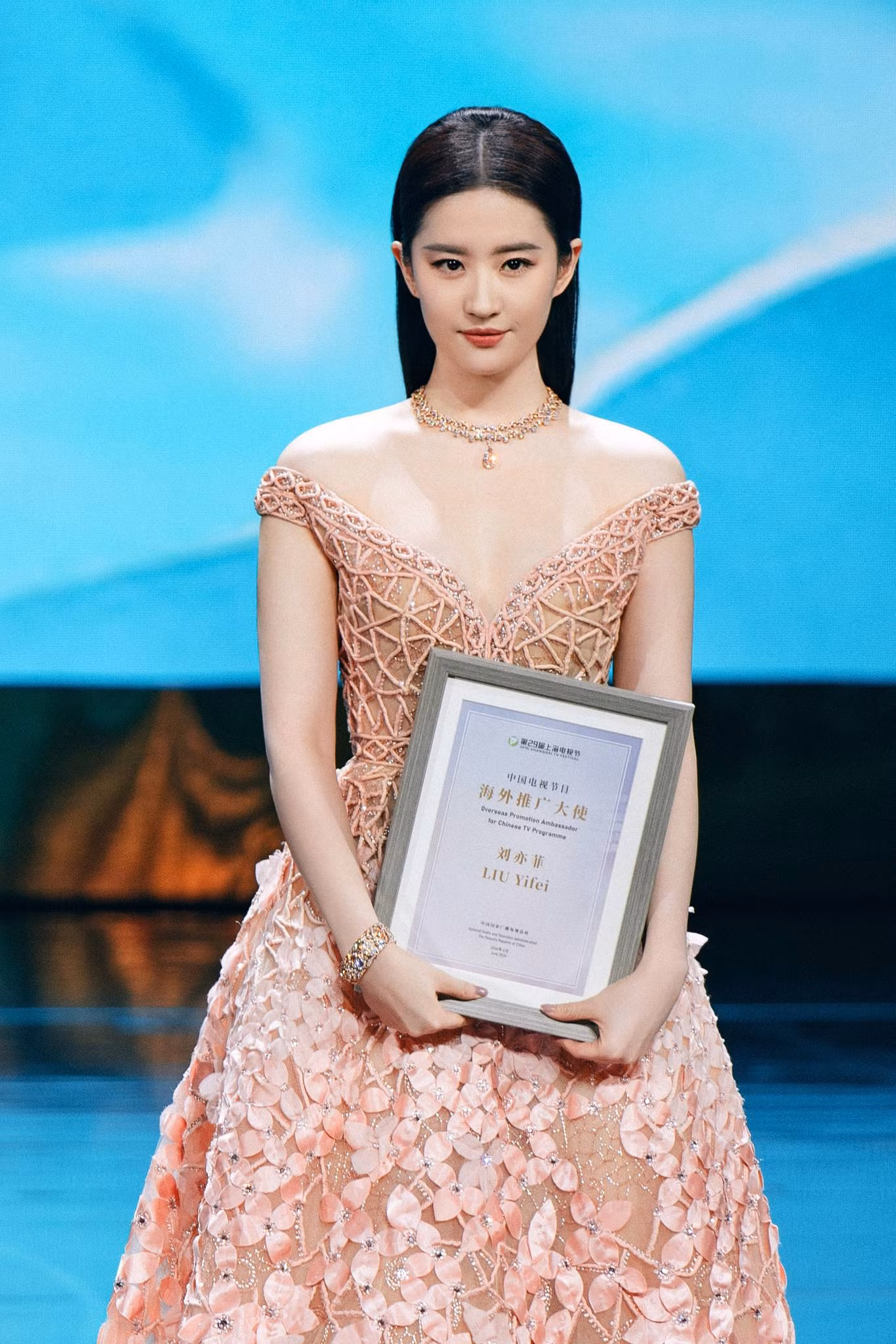 Lưu Diệc Phi trong sự kiện tối 28/6. Ảnh: Weibo.
