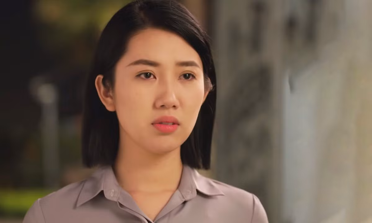 Thúy Ngân (trái) được đưa lên bàn cân với diễn viên thực lực Hwang Jung Eum.