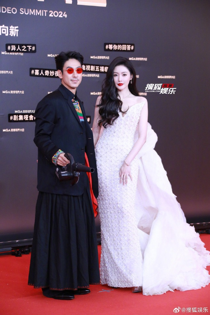 Dàn sao Cbiz tụ hội trên thảm đỏ Tầm nhìn Weibo tổ chức ngày 5/11. Năm nay, MC chủ trì gồm có Lý Sa Mân Tử, Dương Địch, Duyệt Duyệt, Tề Tư Quân, Uông Hàm và Chu Đào.