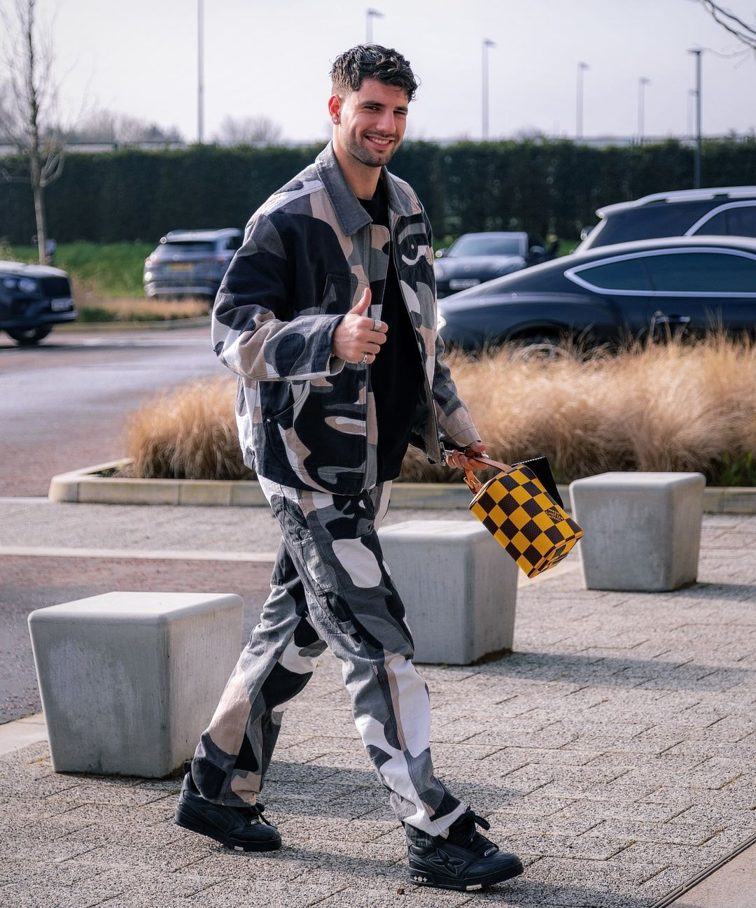 Bên cạnh tài năng, ngôi sao sinh năm 2000 được nhiều người quan tâm bởi vẻ ngoài điển trai, gu thời trang năng động, trẻ trung.