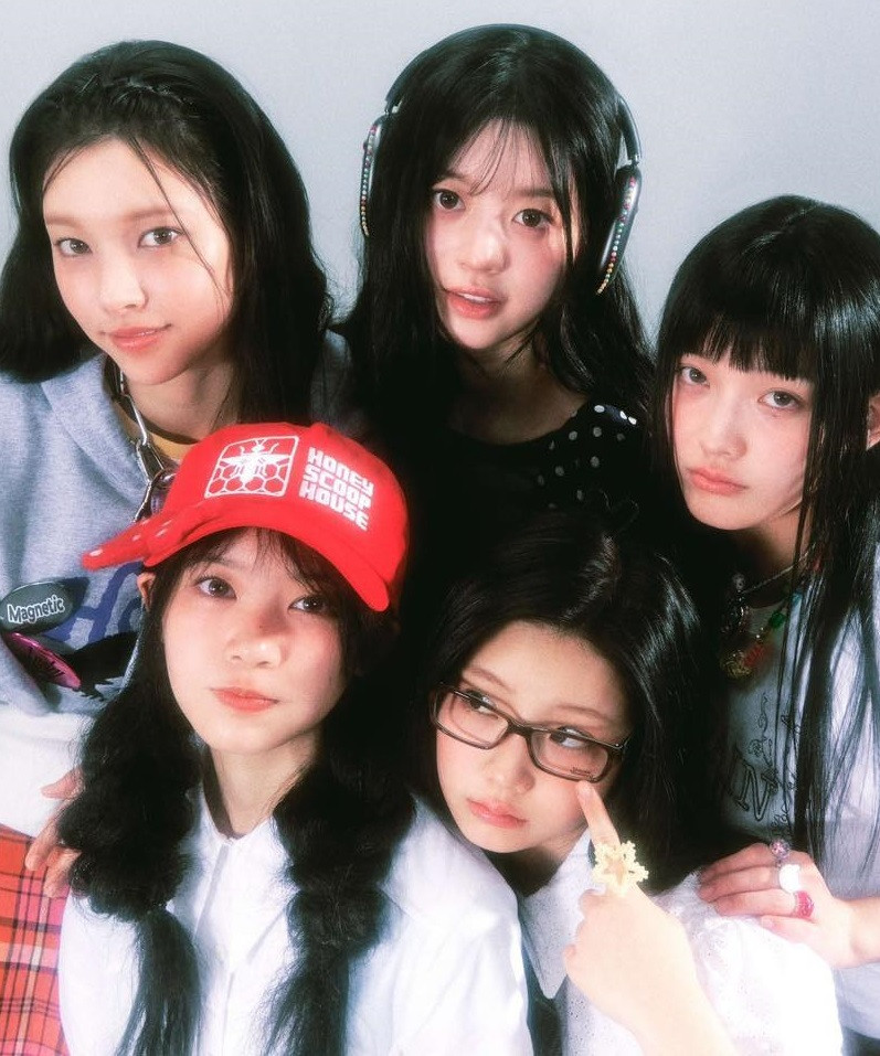 Nhóm ILLIT (trái) bị tố là bản sao của NewJeans. Min Hee Jin không muốn ILLIT được PR là "em gái NewJeans". Nhóm ILLIT (trái) bị tố là bản sao của NewJeans. Min Hee Jin không muốn ILLIT được PR là "em gái NewJeans".