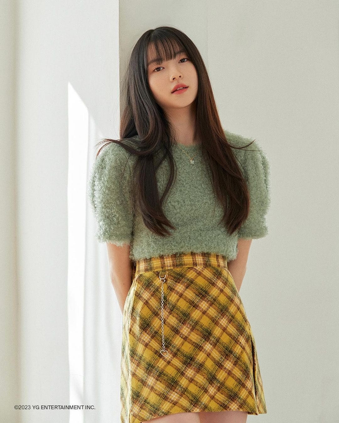 Cô gái được kỳ vọng đảm nhận vị trí rap chính của Baby Monster là Asa, sinh năm 2006, người Nhật Bản. Nữ thần tượng ghi điểm với kỹ năng và phong cách rap mạnh mẽ. Có nhiều thông tin Asa từng là thành viên thuộc ban nhạc kịch. Cô trở thành thực tập sinh của YG vào khoảng năm 2017-2018.