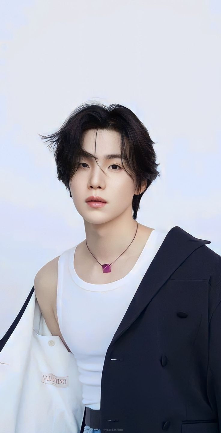 Suga là đại sứ toàn cầu của Valentino. Hợp đồng được công bố trước khi anh nhập ngũ.