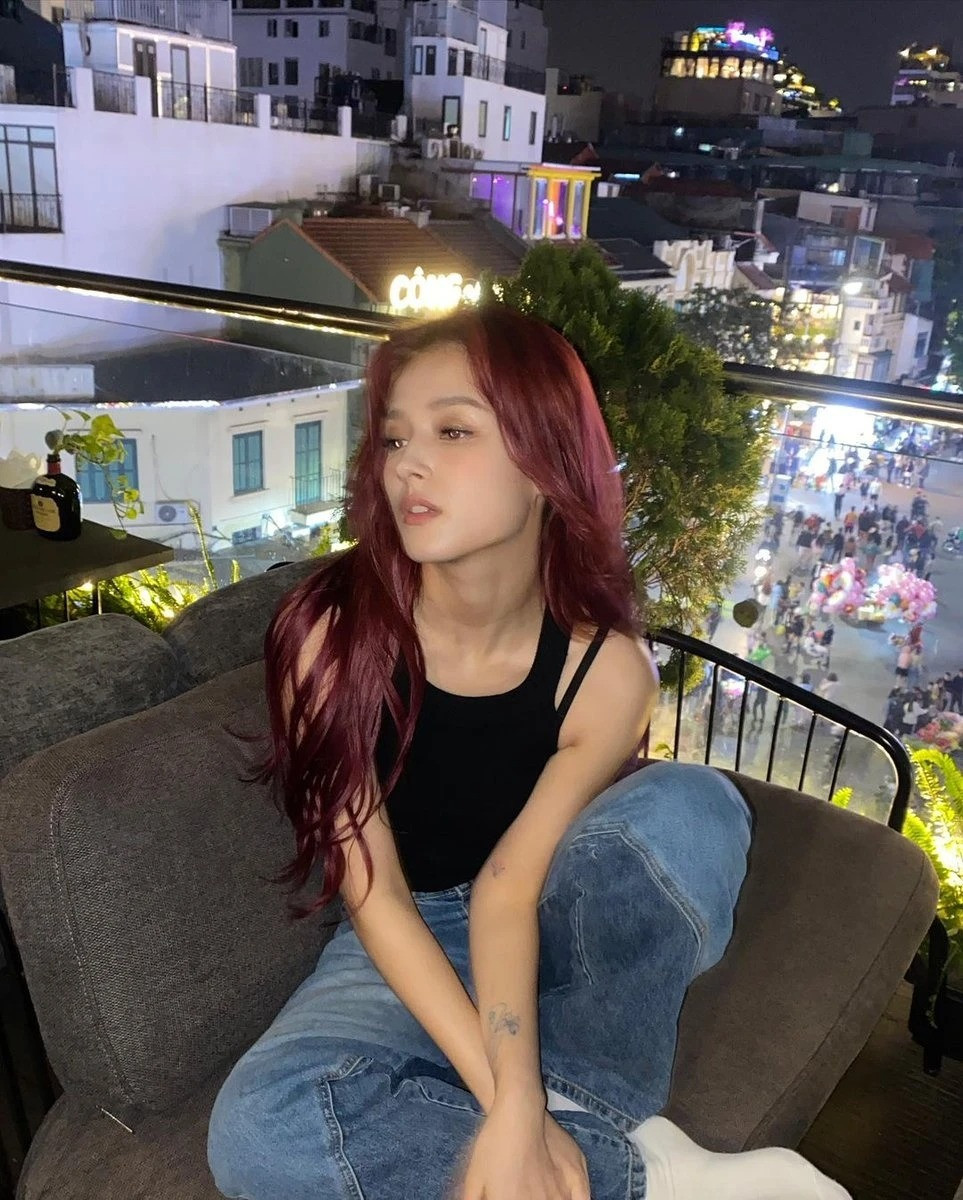 Nancy với mái tóc đỏ ấn tượng trong lần gần nhất đến Việt Nam cùng nhóm Momoland. Nữ ca sĩ 23 tuổi là thành viên được yêu thích nhất nhóm nhạc này nhờ gương mặt đẹp sắc sảo, được ví như búp bê sống. Ảnh: Instagram.