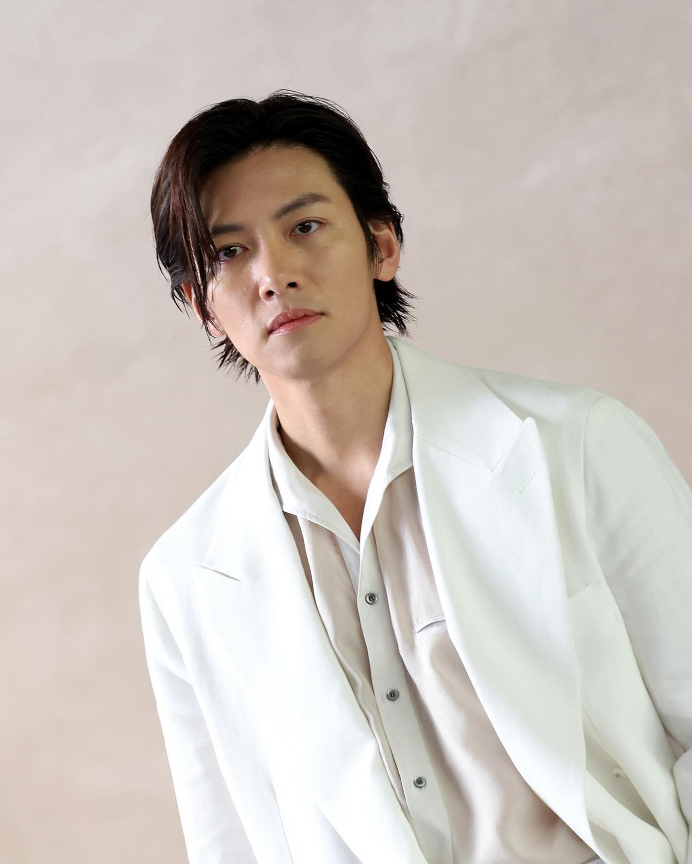 Ji Chang Wook trong trang phục của Giorgio Armani tại tuần lễ thời trang Milan. Qua camera của Getty, nam diễn viên lộ nhiều khuyết điểm làn da, song khán giả vẫn khen ngợi dung mạo sắc bén. Ji Chang Wook trong trang phục của Giorgio Armani tại tuần lễ thời trang Milan. Qua camera của Getty, nam diễn viên lộ nhiều khuyết điểm làn da, song khán giả vẫn khen ngợi dung mạo sắc bén.