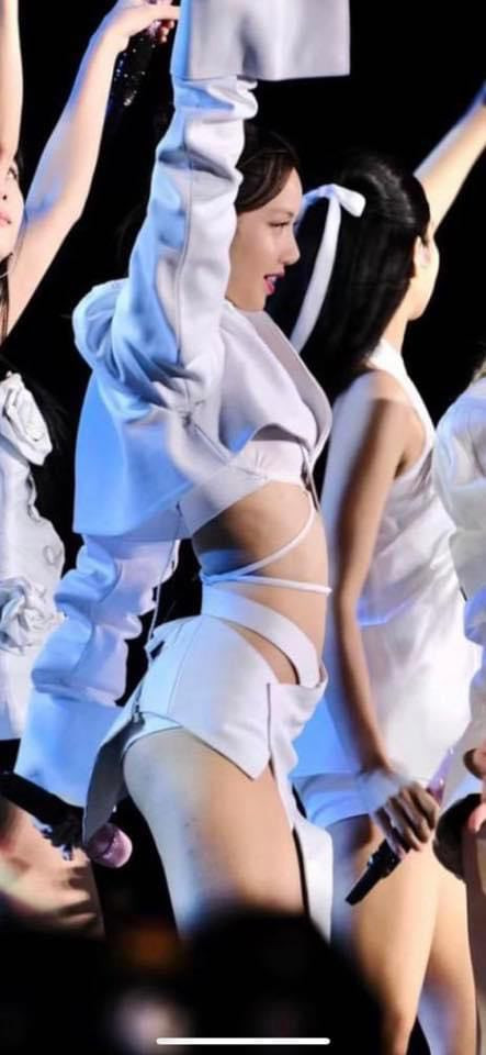 Lisa nhiều lần diện đồ siêu ngắn trong concert Born Pink. Ảnh: Twitter.