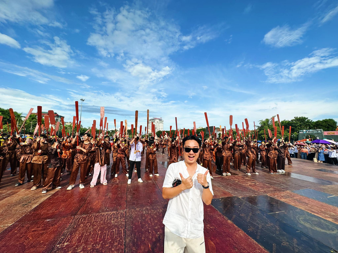 Sáng sớm nay, nam MC đã cùng các cổ động viên tập duyệt tại quảng trường Lam Sơn - địa điểm ghi hình ngày mai. MC Sơn Lâm hứa hẹn khuấy động không khí, mang đến phần truyền lửa “cháy” nhất gửi đến Xuân Mạnh. Trước đó, Sơn Lâm từng có cơ hội dẫn điểm cầu Quảng Trị trong chung kết Olympia 2017, điểm cầu TP Hồ Chí Minh chung kết Olympia 2018.