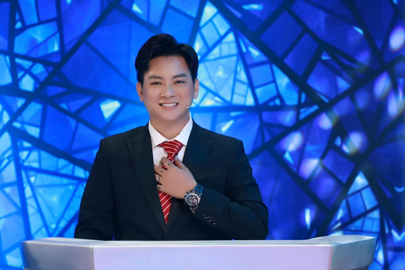 Trong show Sàn chiến giọng hát lên sóng năm 2023, Hoài Lâm chia sẻ anh đã phải trải qua quãng thời gian tiêu cực, không thể tìm thấy điều khiến bản thân phấn chấn. May mắn thay, hành trình đó đã khép lại.