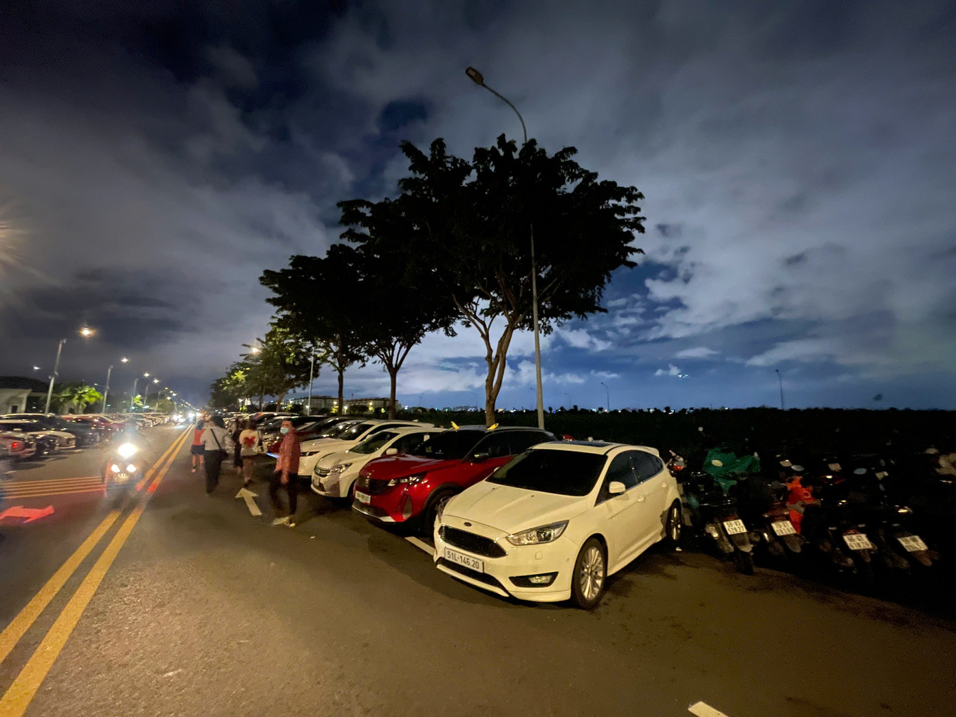 Nhiều người nghĩ ra cách bấm lưu lại định vị trên điện thoại để thuận tiện việc tìm xe. Ảnh: Phạm Nguyễn. Nhiều người nghĩ ra cách bấm lưu lại định vị trên điện thoại để thuận tiện việc tìm xe. Ảnh: Phạm Nguyễn.