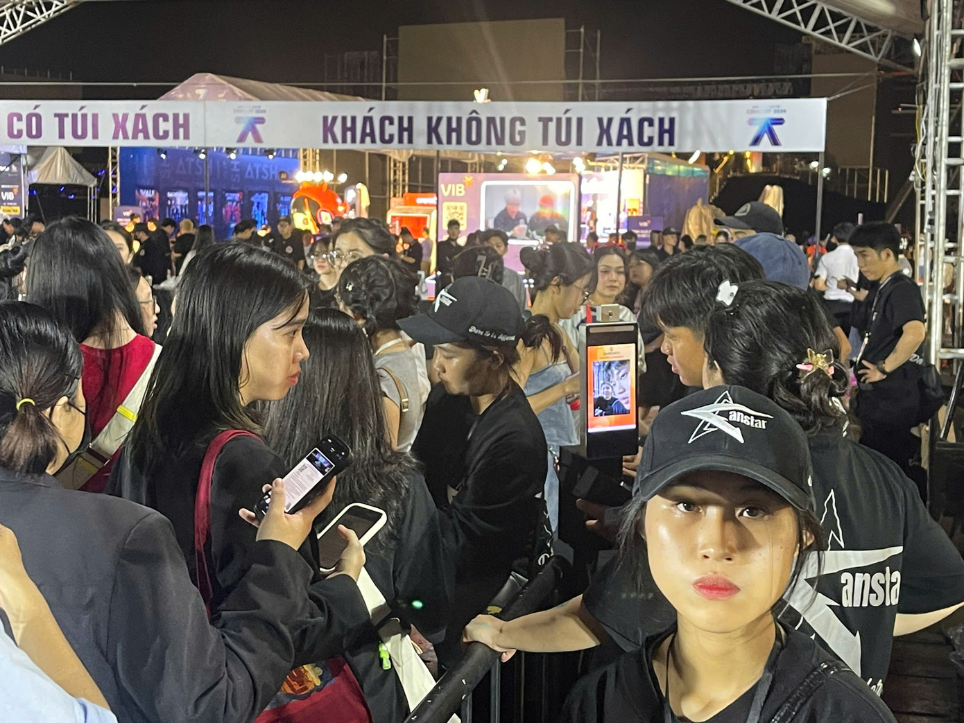 Nhiều khán giả không tiếp nhận đầy đủ thông tin về tư trang, vật dụng cá nhân mang theo nên nhiều khách rơi vào thế khó khi quầy gửi đồ không nhận đồ giá trị và cũng không thể niêm phong mang vào trong. Ảnh: Phạm Nguyễn. Nhiều khán giả không tiếp nhận đầy đủ thông tin về tư trang, vật dụng cá nhân mang theo nên nhiều khách rơi vào thế khó khi quầy gửi đồ không nhận đồ giá trị và cũng không thể niêm phong mang vào trong. Ảnh: Phạm Nguyễn.