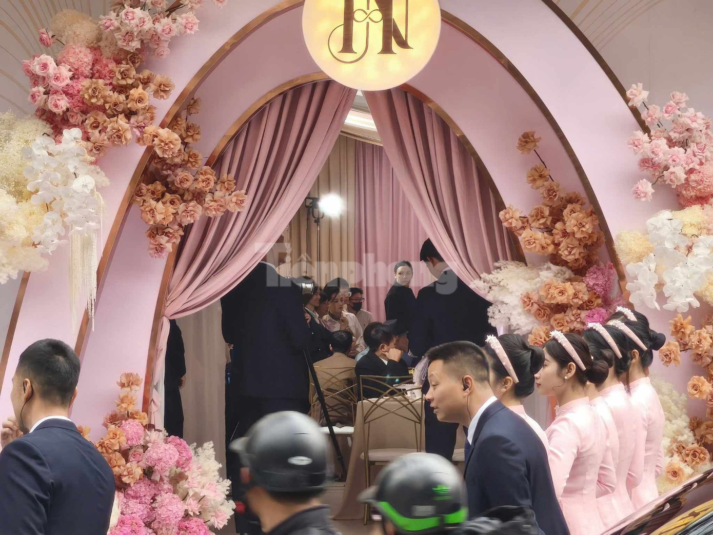 Dàn xe đậu trước nhà Á hậu Phương Nhi trong ngày diễn ra lễ ăn hỏi.