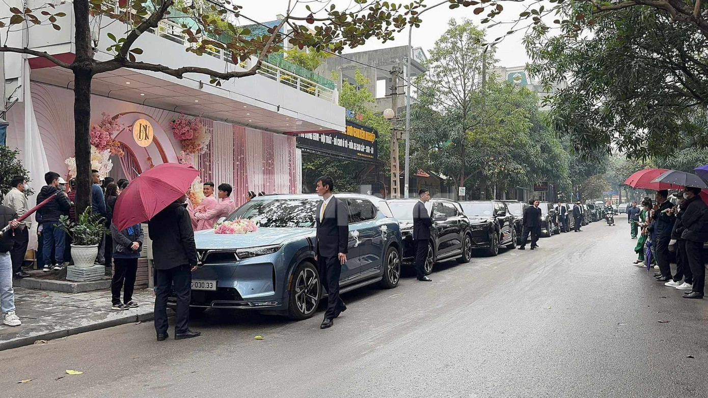 Dàn xe đậu trước nhà Á hậu Phương Nhi trong ngày diễn ra lễ ăn hỏi.