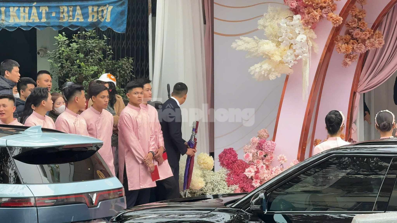 Dàn xe đậu trước nhà Á hậu Phương Nhi trong ngày diễn ra lễ ăn hỏi.