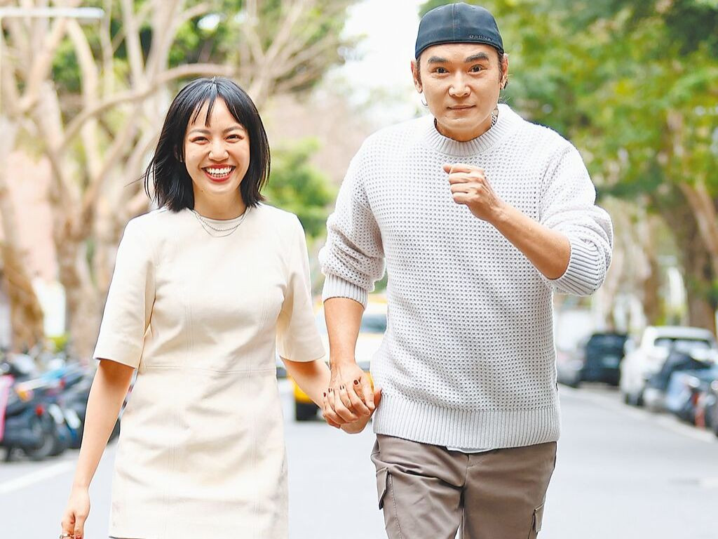 "Đệ nhất mỹ nam cổ trang" một thời Tiêu Ân Tuấn và con gái lớn sinh năm 1995 - nữ diễn viên Tiêu Mạn Đình. "Đệ nhất mỹ nam cổ trang" một thời Tiêu Ân Tuấn và con gái lớn sinh năm 1995 - nữ diễn viên Tiêu Mạn Đình.