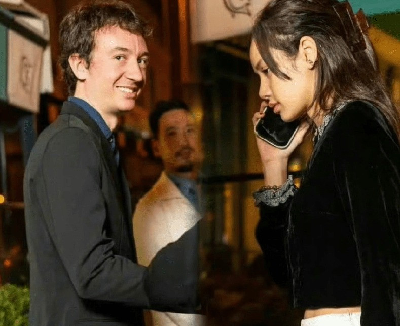 Lisa và bạn trai ăn tối tại nhà hàng Pháp. Lisa và bạn trai ăn tối tại nhà hàng Pháp.