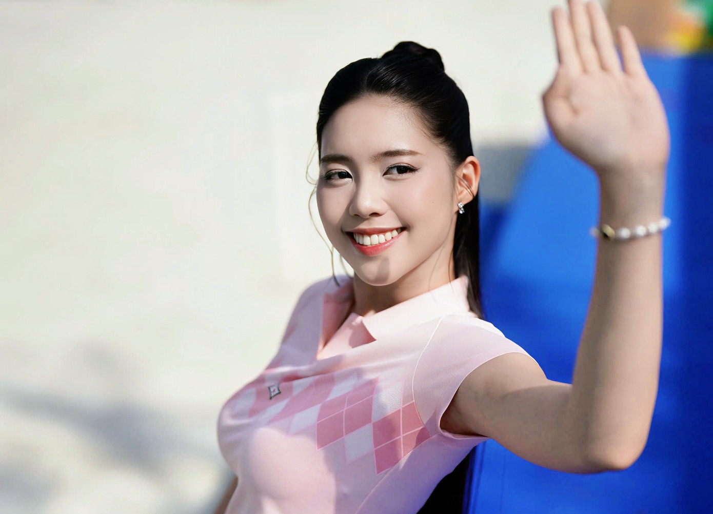 Châu Anh tạo ấn tượng với nụ cười tươi tắn, rạng rỡ. Ảnh: Phạm Nguyễn.