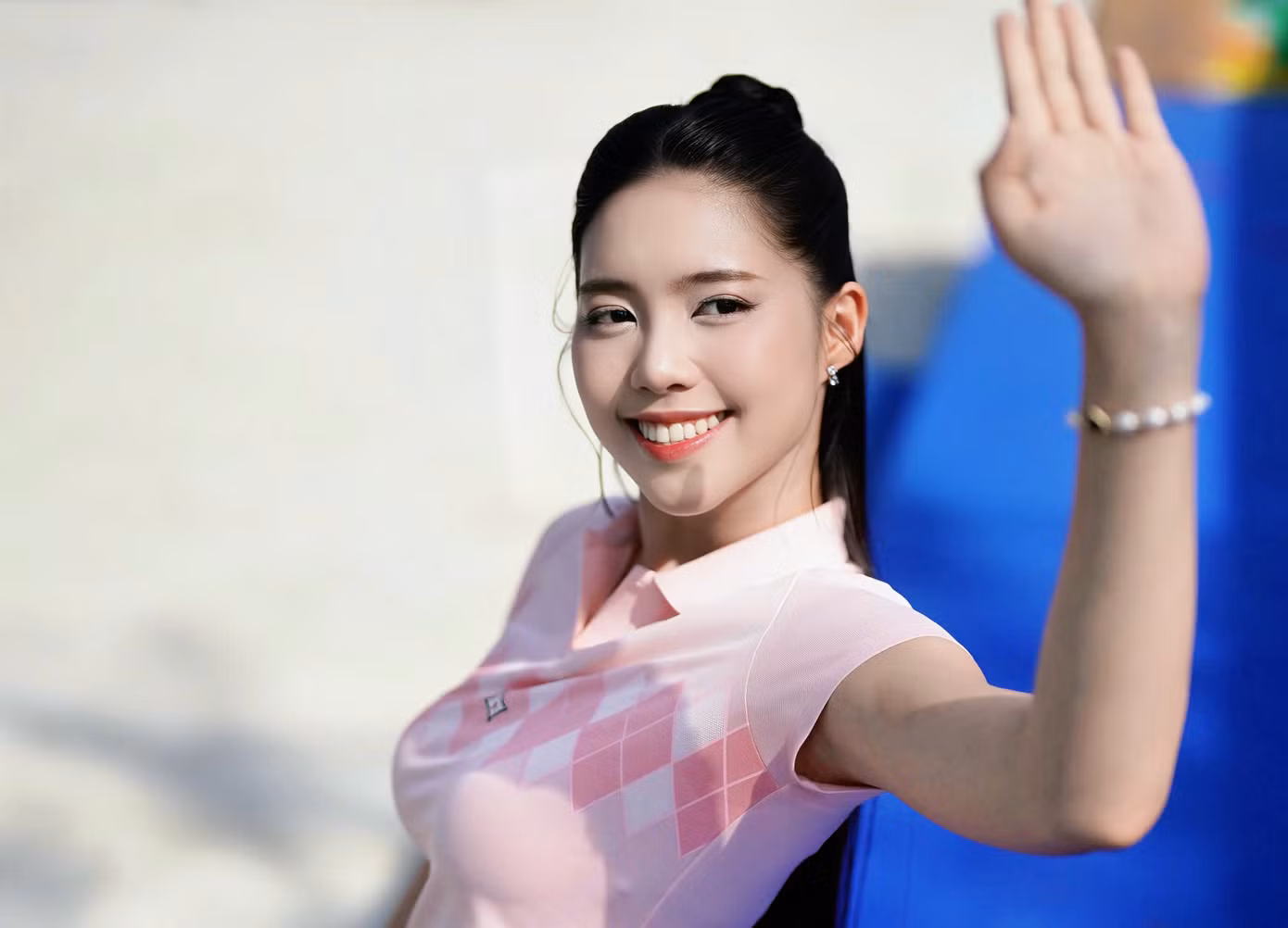 Châu Anh tạo ấn tượng với nụ cười tươi tắn, rạng rỡ. Ảnh: Phạm Nguyễn.