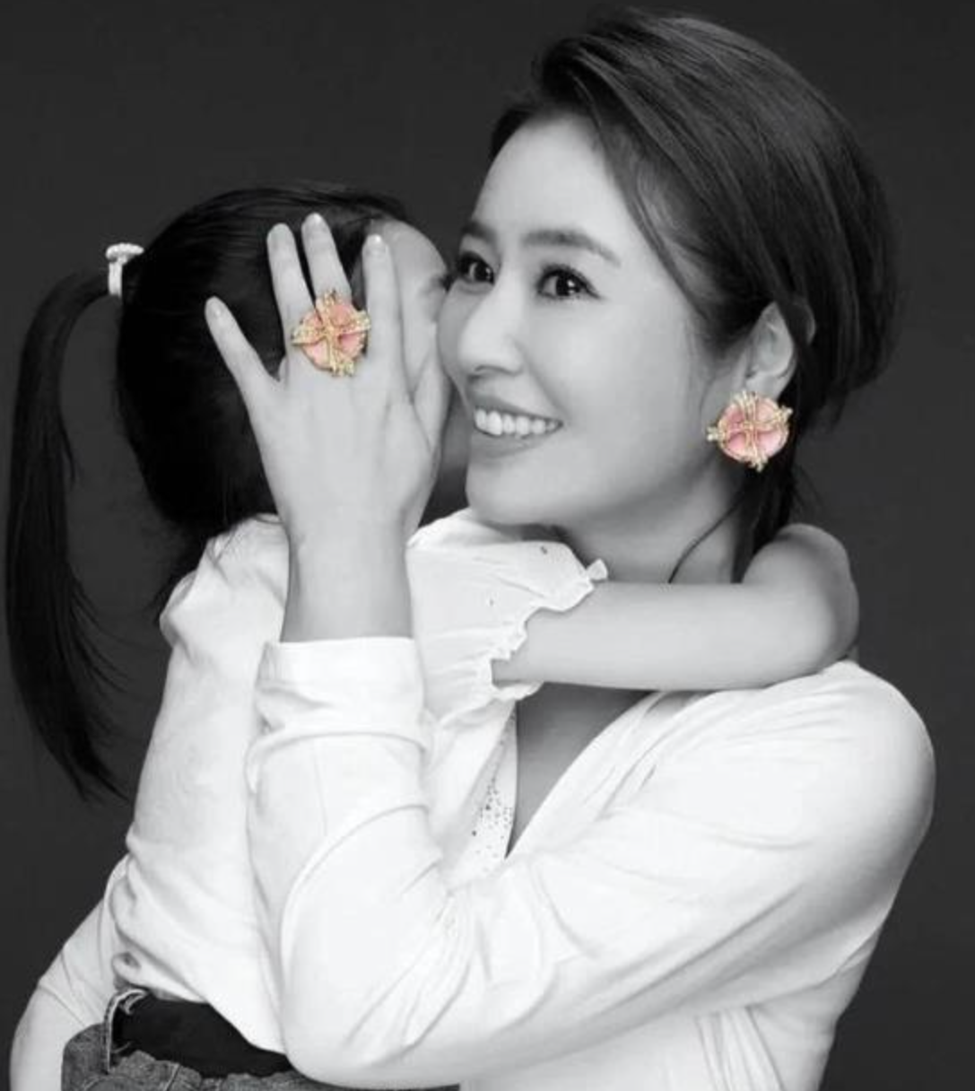 Lâm Tâm Như và con gái Cá Heo Nhỏ.