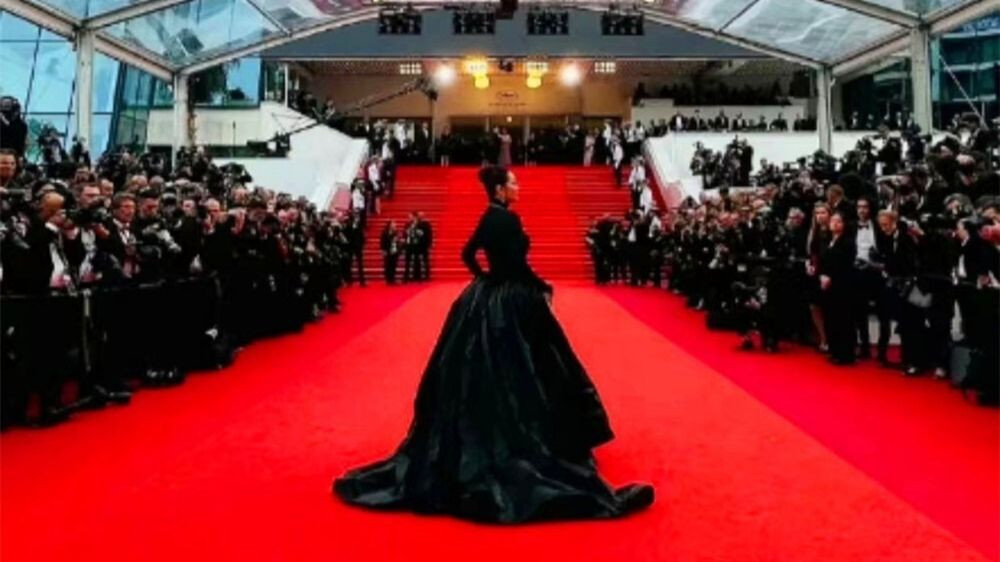 Củng Lợi được BTC "dọn đường" qua các mùa Cannes. Củng Lợi được BTC "dọn đường" qua các mùa Cannes.