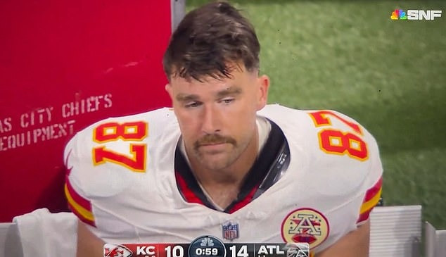 Travis Kelce ủ rũ trên băng ghế dự bị, bị chê xuống phong độ.
