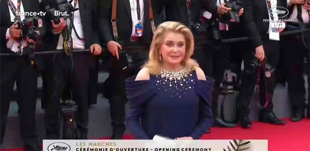 Camera đổ dồn vào Catherine Deneuve khi bà bước vào thảm đỏ, Camera đổ dồn vào Catherine Deneuve khi bà bước vào thảm đỏ,
